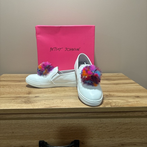 BETSY JOHNSON Trixy white leather slip on with Pom Pom size 9.5 - Picture 1 of 4